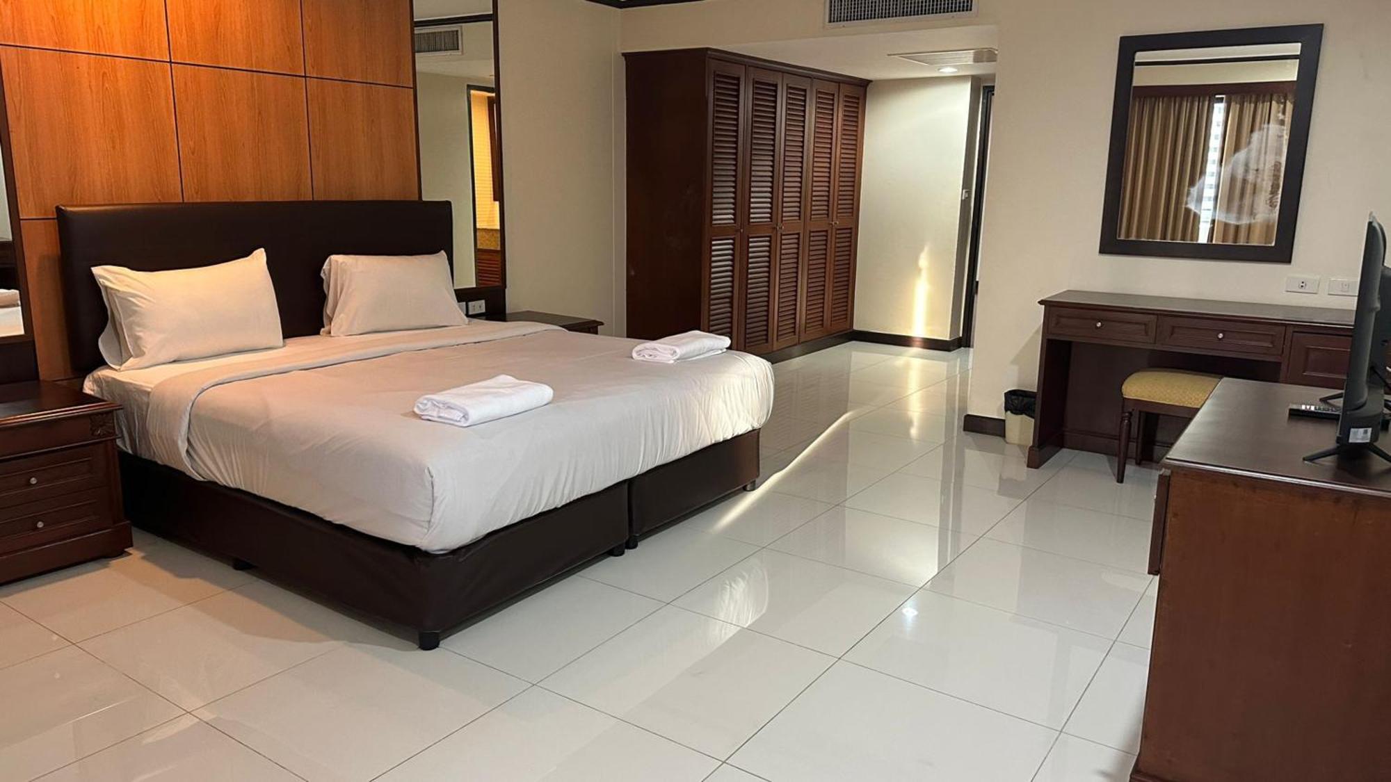 Omni Tower Sukhumvit Nana Direct Hotel Bangkok Exterior photo