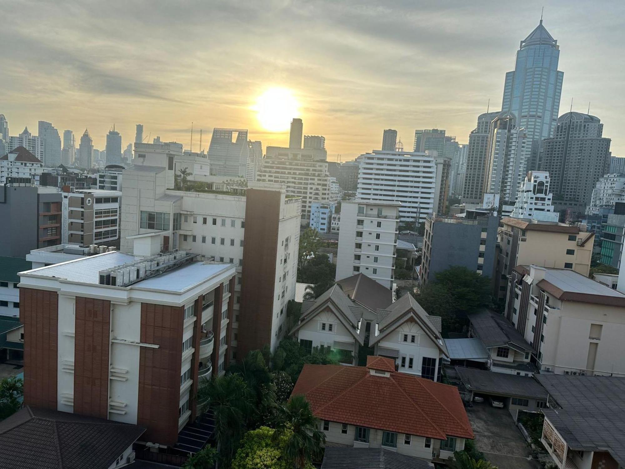 Omni Tower Sukhumvit Nana Direct Hotel Bangkok Exterior photo