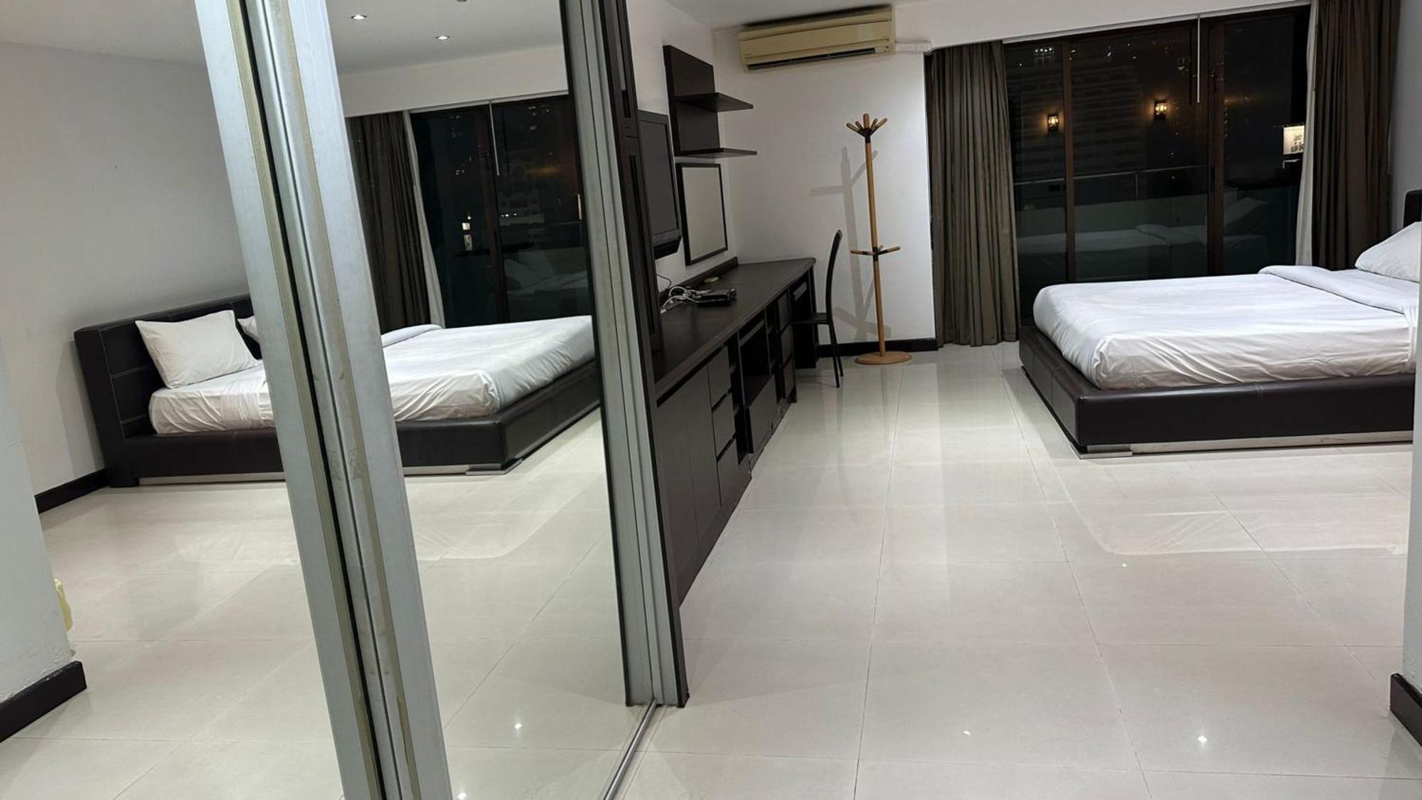Omni Tower Sukhumvit Nana Direct Hotel Bangkok Exterior photo