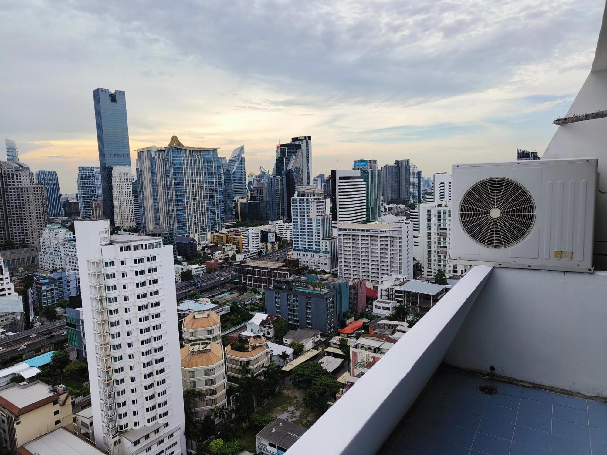Omni Tower Sukhumvit Nana Direct Hotel Bangkok Exterior photo