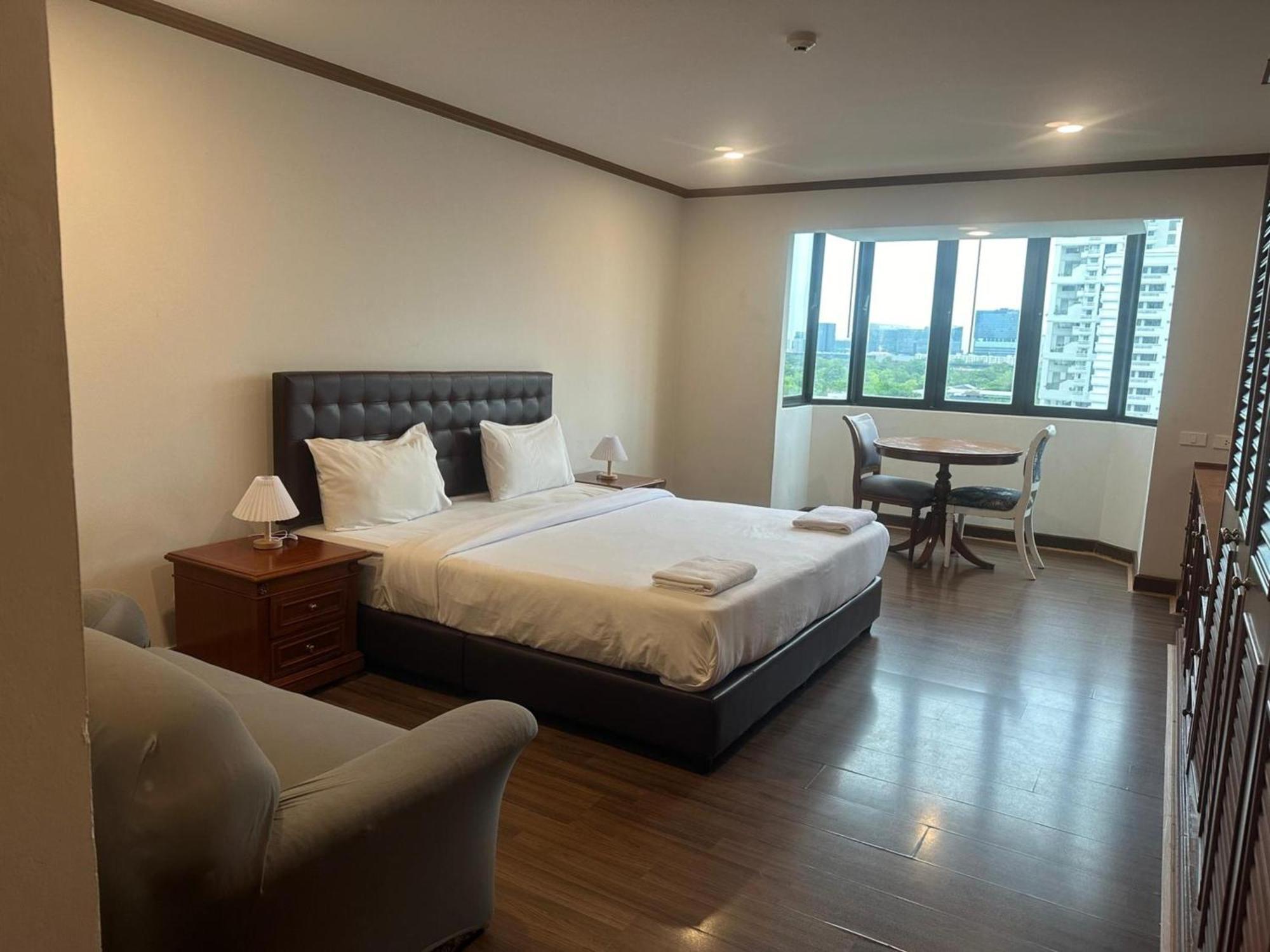 Omni Tower Sukhumvit Nana Direct Hotel Bangkok Exterior photo