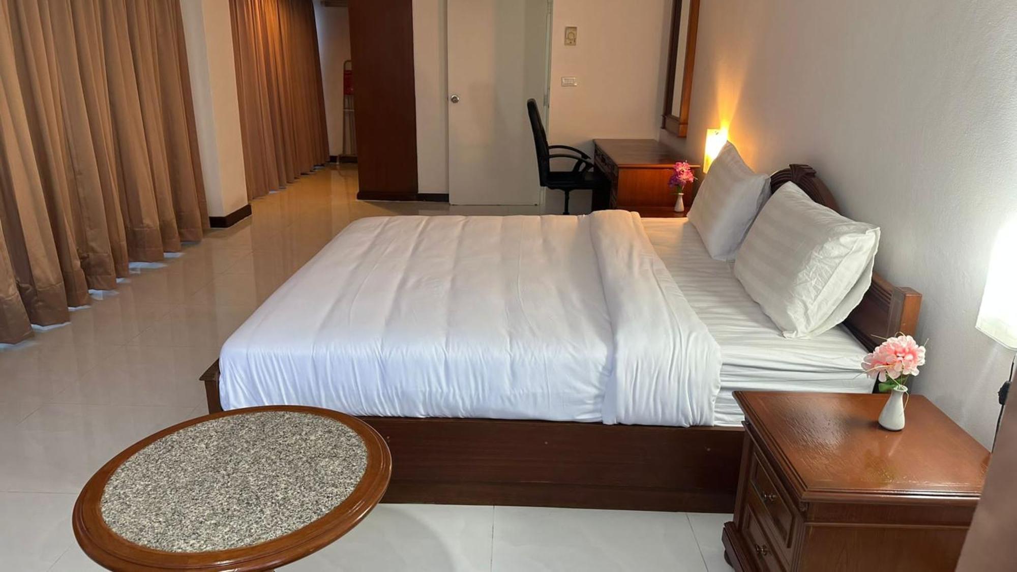 Omni Tower Sukhumvit Nana Direct Hotel Bangkok Exterior photo