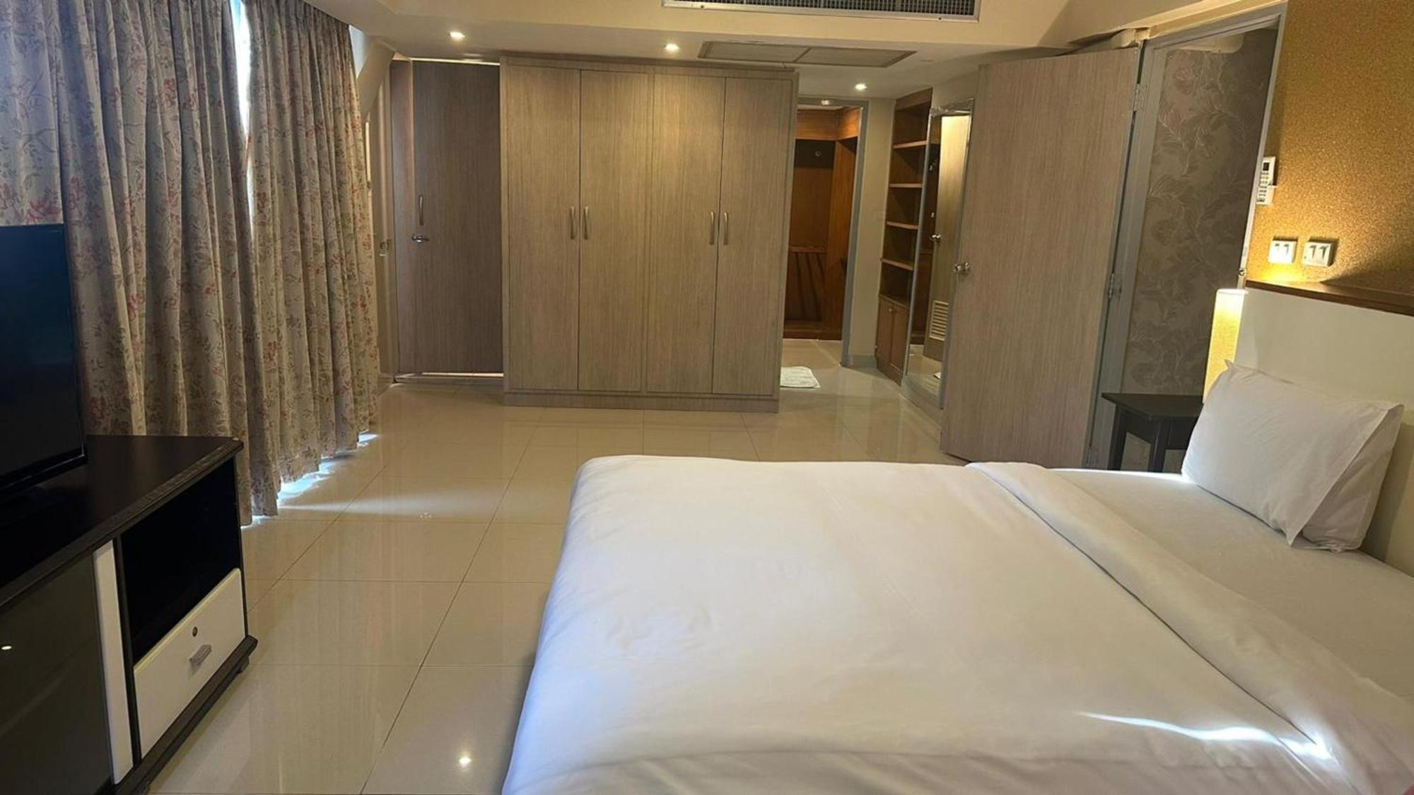 Omni Tower Sukhumvit Nana Direct Hotel Bangkok Exterior photo