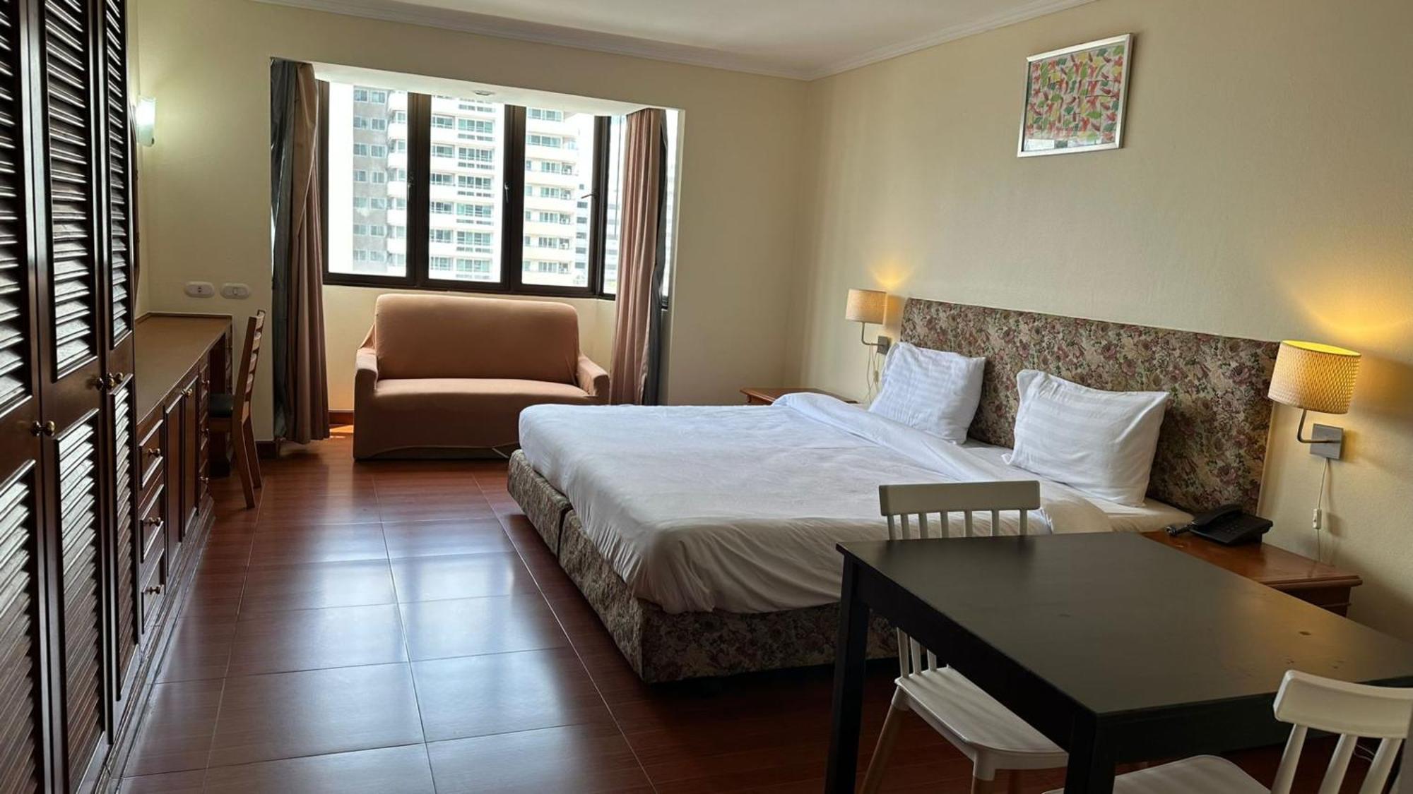 Omni Tower Sukhumvit Nana Direct Hotel Bangkok Exterior photo