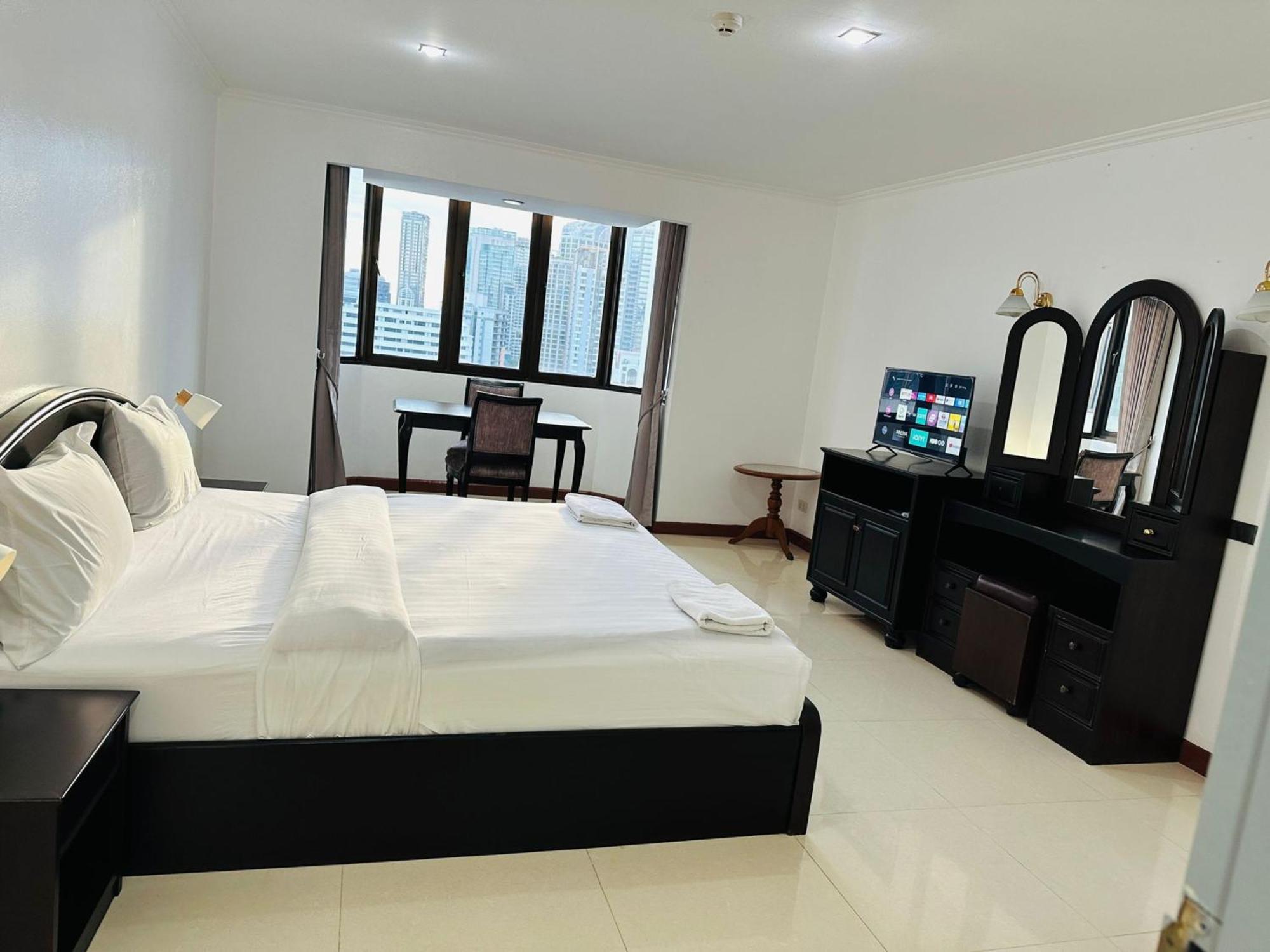 Omni Tower Sukhumvit Nana Direct Hotel Bangkok Exterior photo