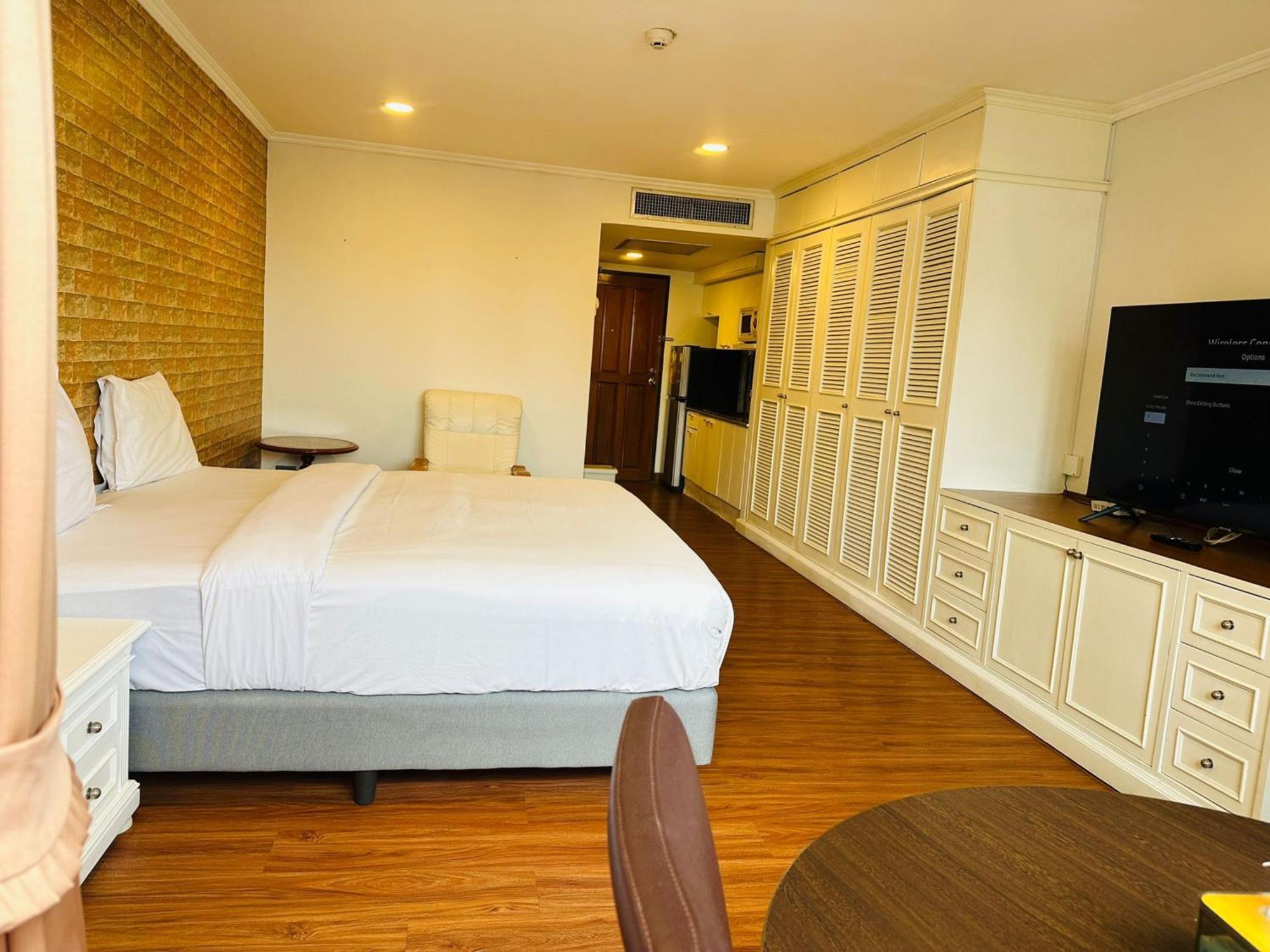 Omni Tower Sukhumvit Nana Direct Hotel Bangkok Exterior photo