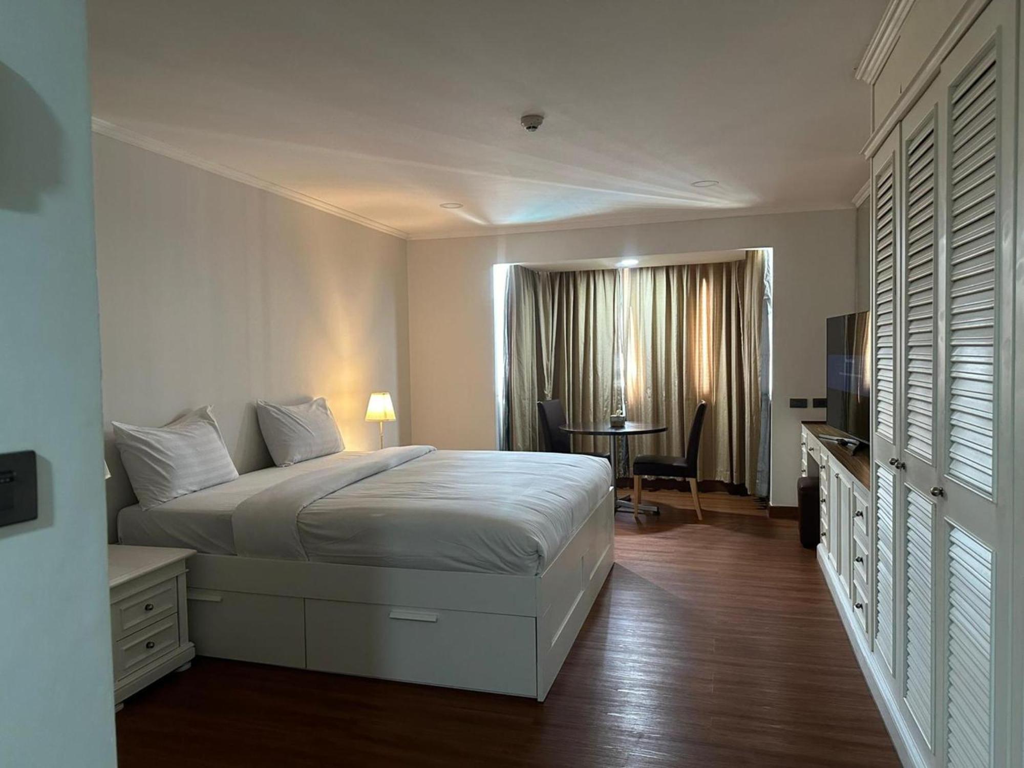 Omni Tower Sukhumvit Nana Direct Hotel Bangkok Exterior photo